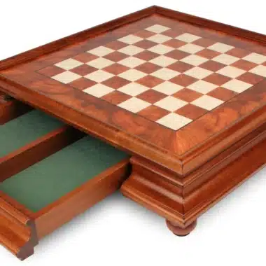 Juego de ajedrez de madera de olmo con cajón abierto forrado de fieltro verde