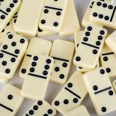 Juego de Dominó Gris Oscuro - Cuero Efecto Cocodrilo y Caja de Madera - Imagen 5