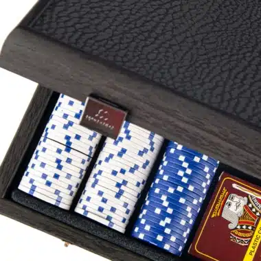 Detalle de fichas blancas y azules apiladas con cartas en la caja