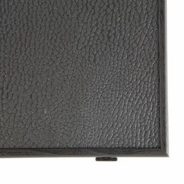 Primer plano de la textura de la tapa de símil cuero negro y su cierre