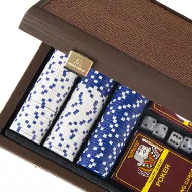 Detalle de las fichas apiladas con placa dorada y cartas