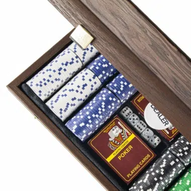 Detalle de las fichas de póquer de colores, cartas y dados dentro de la caja