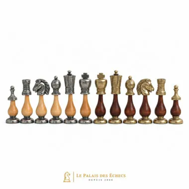 Piezas de ajedrez Arabesque alineadas, acabados en madera, plateado y dorado