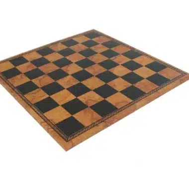Tablero de ajedrez símil cuero marrón y negro, vista general en ángulo