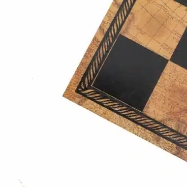 Detalle de la esquina del tablero con borde grabado y motivos de mapas antiguos