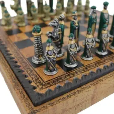 Detalle de las piezas medievales de metal sobre el tablero de símil cuero