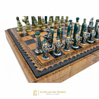 Detalle de las piezas medievales de metal sobre el tablero de símil cuero