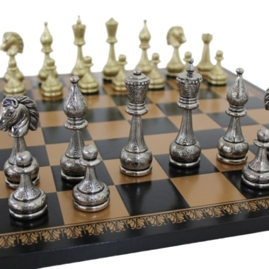 Alternative view of Gran Juego de Ajedrez en Metal Esculpido & Tablero de Ajedrez en Piel Sintética Negra y Dorada