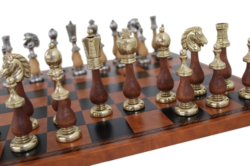 Juego de Ajedrez Artesanal de Madera y Metal y Tablero de Ajedrez de Piel Sintética Marrón - Imagen 2