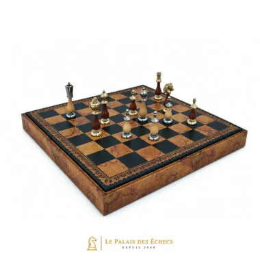 Juego de ajedrez Arabesque, vista cercana de las piezas de metal y madera sobre el tablero