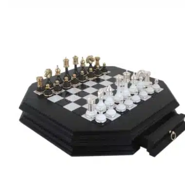 Juego de ajedrez completo en latón dorado y plateado sobre tablero de mármol con cajón
