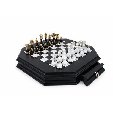 Juego de ajedrez completo en latón dorado y plateado sobre tablero de mármol con cajón