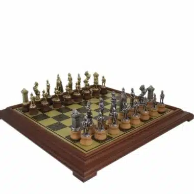 Juego de ajedrez Mary Stuart - Tablero de ajedrez con efecto de latón con marco de madera y juego de ajedrez de metal y madera