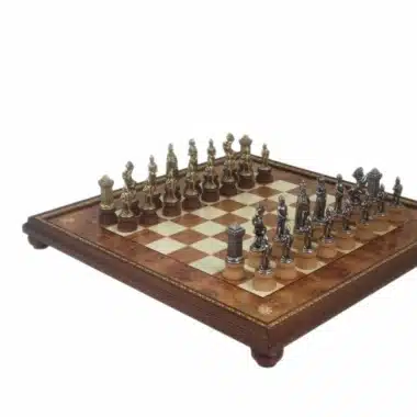 Juego de ajedrez Mary Stuart - Tablero de ajedrez con pedestal de madera de olmo y brezo y juego de ajedrez de metal y madera