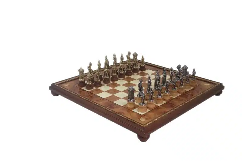 Juego de ajedrez Mary Stuart - Tablero de ajedrez con pedestal de madera de olmo y brezo y juego de ajedrez de metal y madera