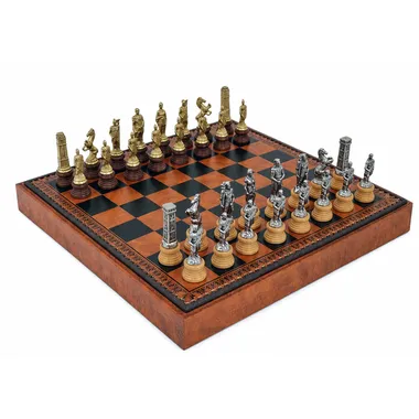 Juego de ajedrez Romanos vs Bárbaros sobre tablero de símil cuero marrón y negro