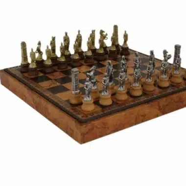 Juego de Ajedrez Romano vs Bárbaro - Ajedrez, Damas y Backgammon en polipiel con compartimento de almacenaje y Juego de Ajedrez en metal y madera