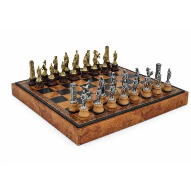 Juego de ajedrez Romanos vs Bárbaros sobre tablero de símil cuero jaspeado