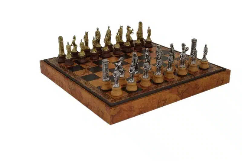 Juego de Ajedrez Romano vs Bárbaro - Ajedrez, Damas y Backgammon en polipiel con compartimento de almacenaje y Juego de Ajedrez en metal y madera