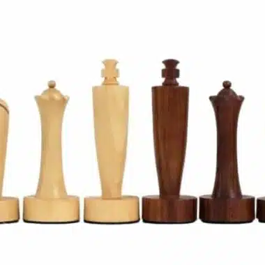 Hilera de piezas de ajedrez de madera clara y oscura de acacia alineadas