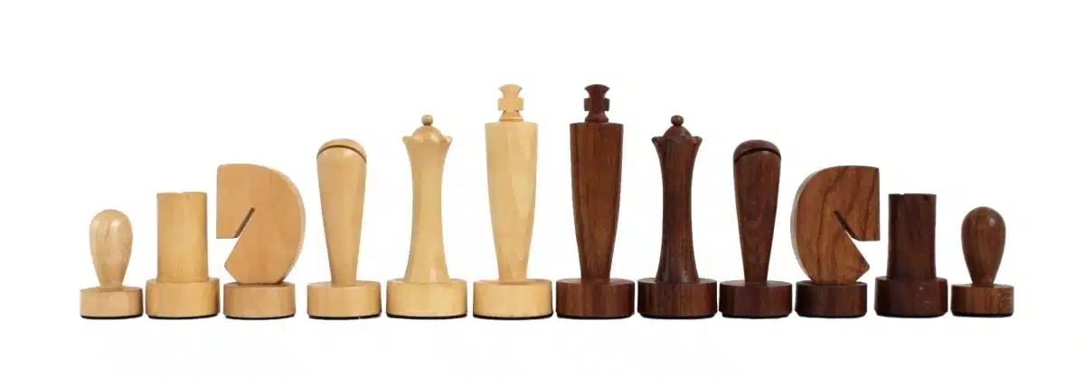 Hilera de piezas de ajedrez de madera clara y oscura de acacia alineadas
