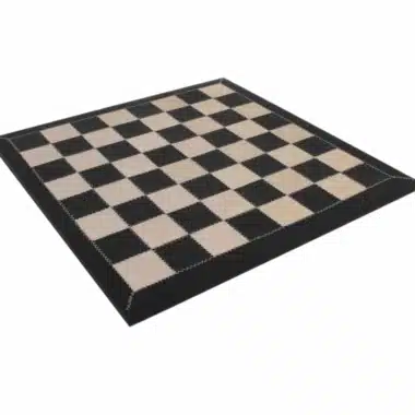 Tablero de ajedrez de cuero auténtico con casillas negras y claras, vista en perspectiva