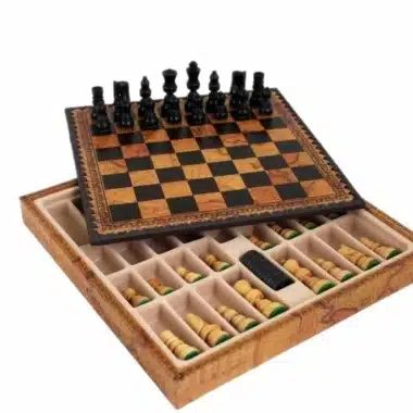 Juego de ajedrez completo con tablero de símil cuero y caja de almacenamiento abierta