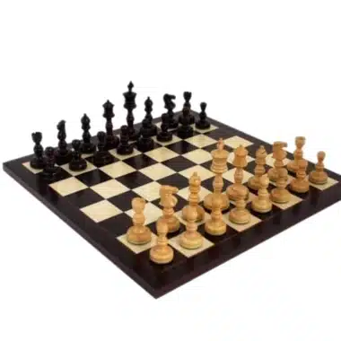 Juego de ajedrez y tablero de madera de rosa oscura, piezas colocadas al inicio de la partida