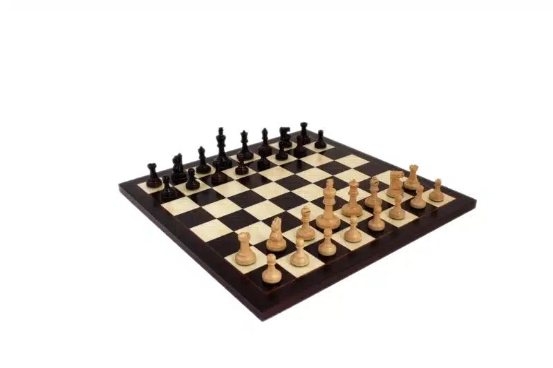 Juego de ajedrez y tablero de palisandro, vista completa del conjunto