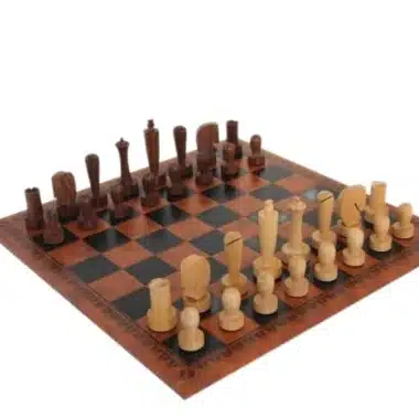 Juego de ajedrez contemporáneo de madera de acacia sobre tablero marrón de símil piel