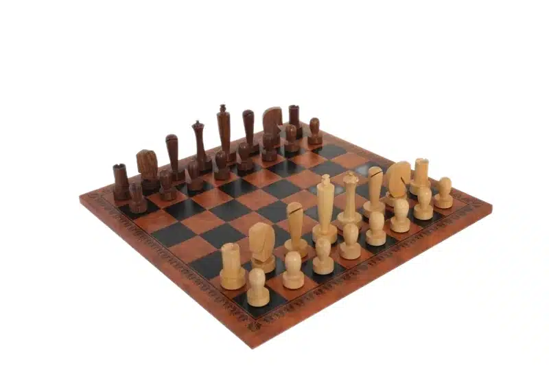 Juego de ajedrez contemporáneo de madera de acacia sobre tablero marrón de símil piel
