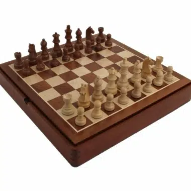 Tablero de palisandro cerrado con piezas de madera de acacia dispuestas para una partida