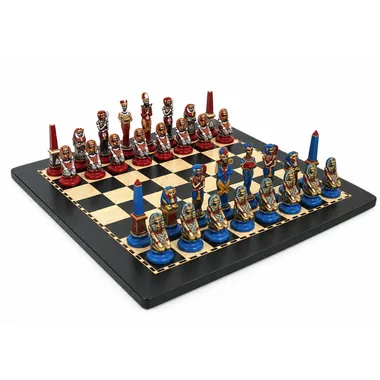 Juego de ajedrez Egipto en metal pintado, vista general sobre tablero de madera