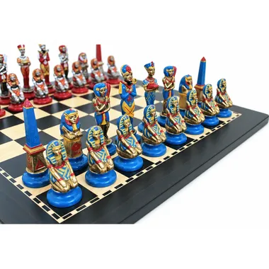 Piezas azules y rojas del ajedrez Egipto dispuestas sobre el tablero