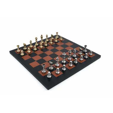 Juego de ajedrez completo en latón dorado y plateado sobre tablero de cuero