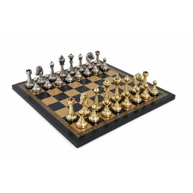 Juego de ajedrez Staunton de metal sobre tablero de símil cuero, vista general