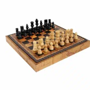 Tablero de símil cuero con piezas de madera negras y claras en juego