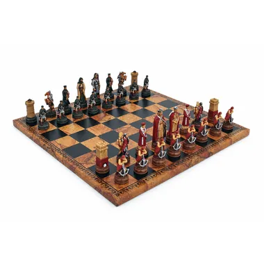 Juego de ajedrez Camelot completo sobre tablero de símil piel visto de lado