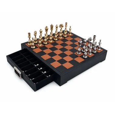 Juego de ajedrez completo en metal sobre tablero de cuero con cajón de almacenamiento