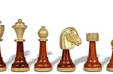 Tablero de ajedrez con marco de madera y tablero de ajedrez con efecto de latón y juego de ajedrez de metal y madera Staunton - Imagen 6
