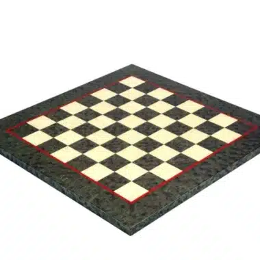 Tablero de ajedrez de madera de brezo verde y blanco con borde rojo en perspectiva