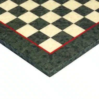 Tablero de ajedrez en madera de brezo verde y blanco, vista de la esquina con ribete rojo y grosor del tablero