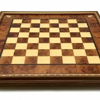 Tablero de ajedrez Mary Stuart de madera de olmo y brezo, vista cercana sin piezas