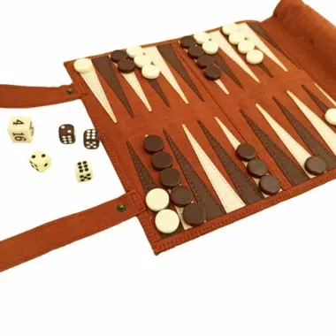 Alternative view of Juego de ajedrez rodante, damas y backgammon marrón