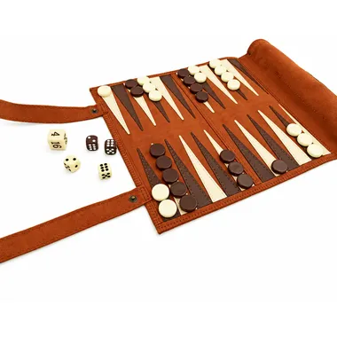 Backgammon enrollable marrón abierto con fichas y dados colocados