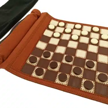 Juego de damas enrollable marrón desplegado con fichas y bolsa