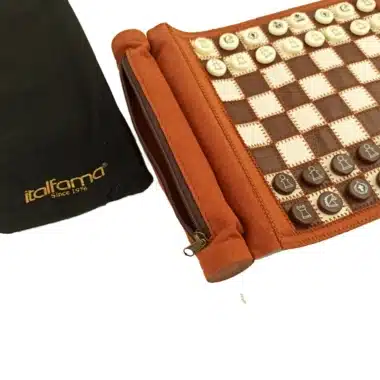 Tablero de ajedrez enrollable marrón desplegado con piezas y bolsa