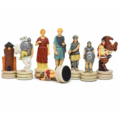Piezas de ajedrez de resina que representan soldados romanos y griegos, detalle
