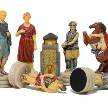 Alternative view of Juego de Ajedrez Romanos VS Griegos en Resina y Tablero de Ajedrez en Similicuir Dorado y Azul con Compartimento de Almacenamiento