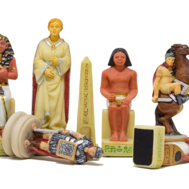 Alternative view of Juego de Ajedrez Romanos vs Egipcios en Resina & Tablero de Ajedrez en Similicuir Burdeos